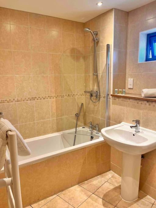 2Bed With Pool & Sea View Apartment Ньюкі Екстер'єр фото